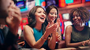 Live dealer conducting Erek Erek round with real-time settlement on mantapwd