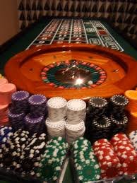 Live Texas Hold'em Bonus table with dealer, community cards, and real-time betting interface on mantapwd